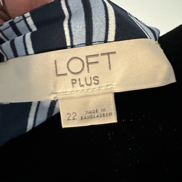 Plus sized Loft wrap blouse - Picture 6 of 7